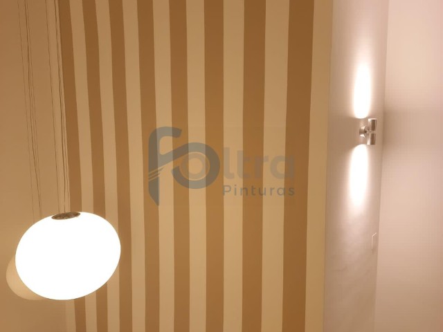 Pared decorada con líneas pintadas