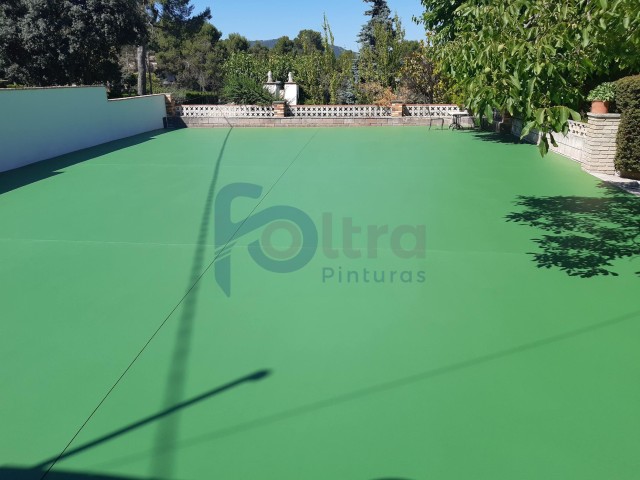 Aplicación de pintura deportiva en suelos